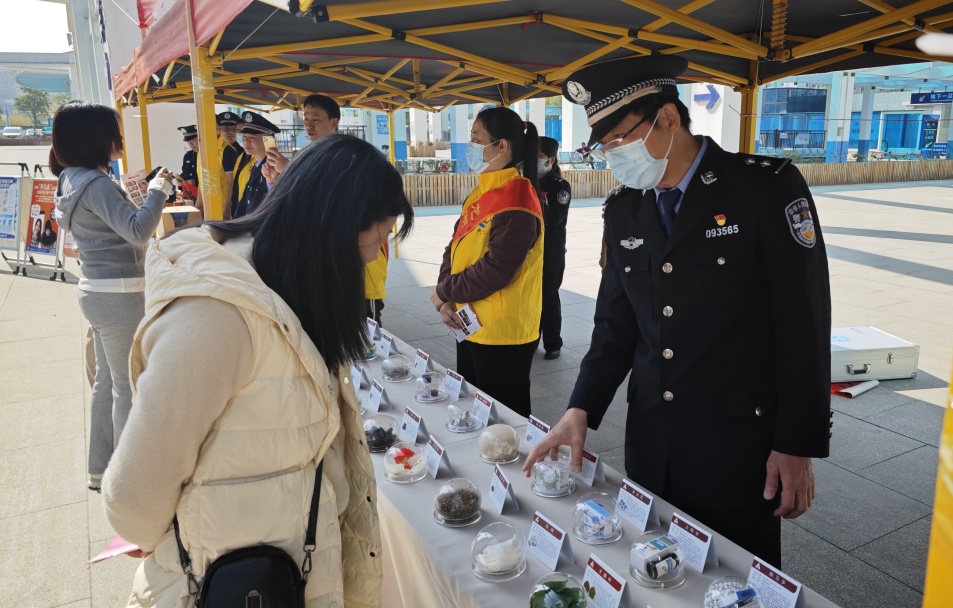 2024.01.10冬日“警”暖！别样禁毒宣传伴你行1.jpg