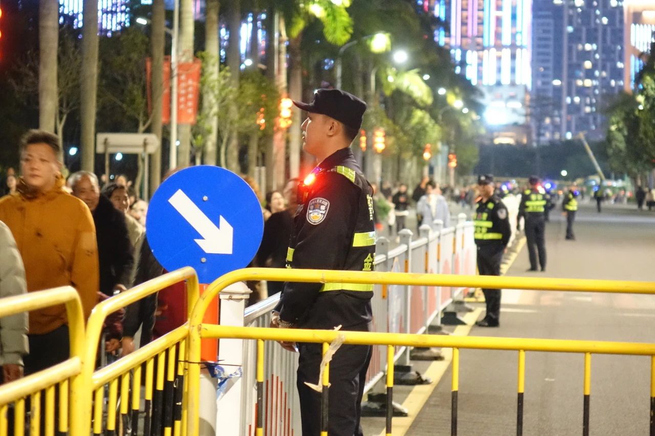 2024.02.11守&middot;满城焰火繁花——汕头公安机关圆满完成2024年迎新春大型焰火晚会安保工作7.jpg