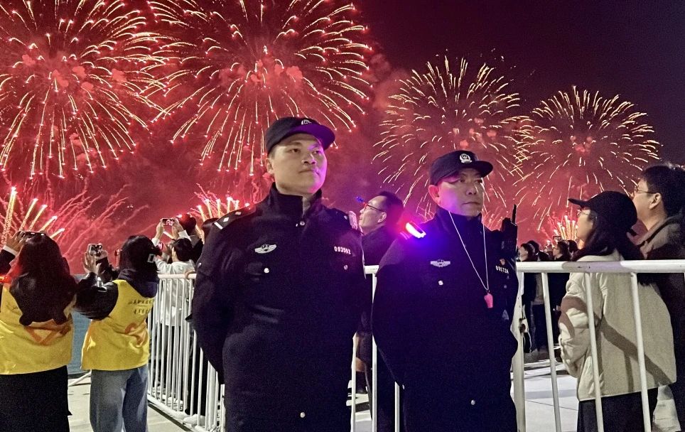 2024.02.11守&middot;满城焰火繁花——汕头公安机关圆满完成2024年迎新春大型焰火晚会安保工作16.jpg