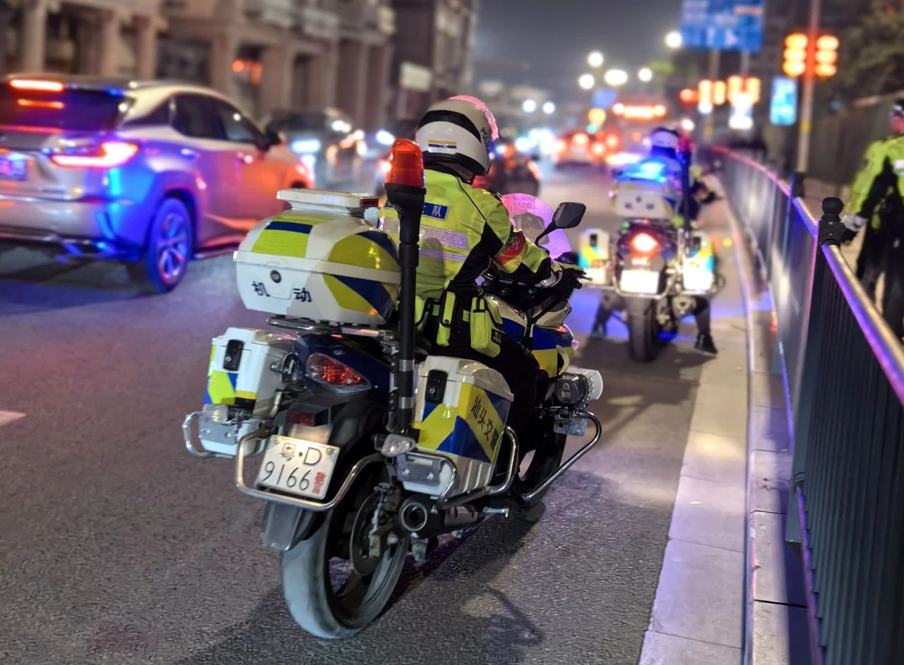 花灯璀璨元宵夜警灯相映护平安