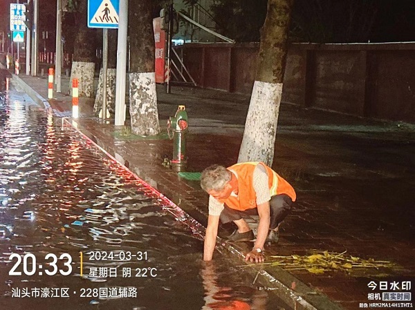 加强对公路雨水井栏栅清淤.jpg