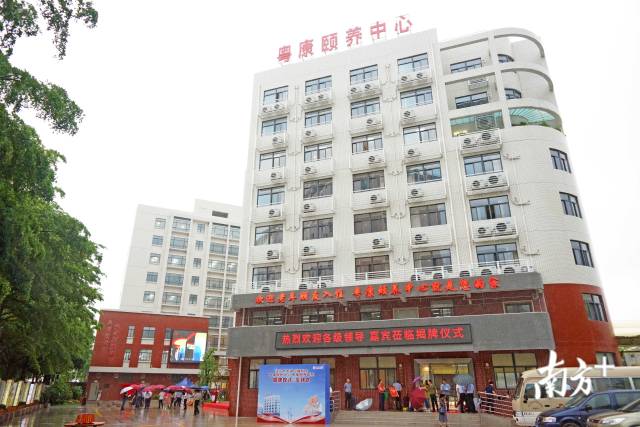 龙湖区福利院采用公建民营方式建成。