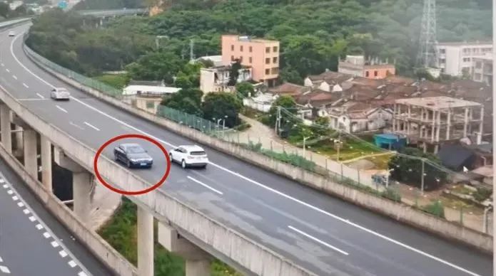2024.08.24安全提示｜高速公路“惊现”逆行小汽车，幸好交警及时拦截......1.jpg