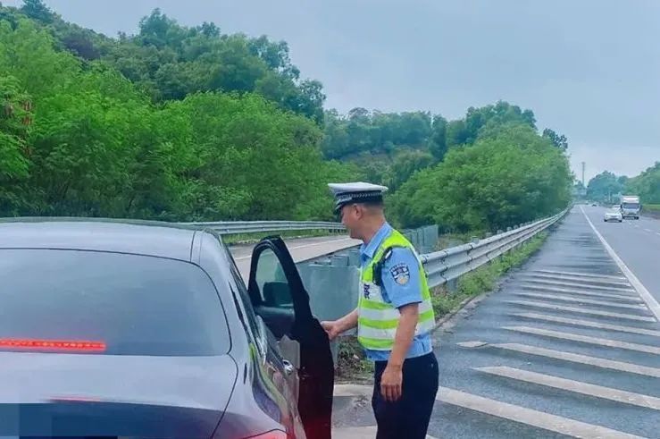 2024.08.24安全提示｜高速公路“惊现”逆行小汽车，幸好交警及时拦截......2.jpg