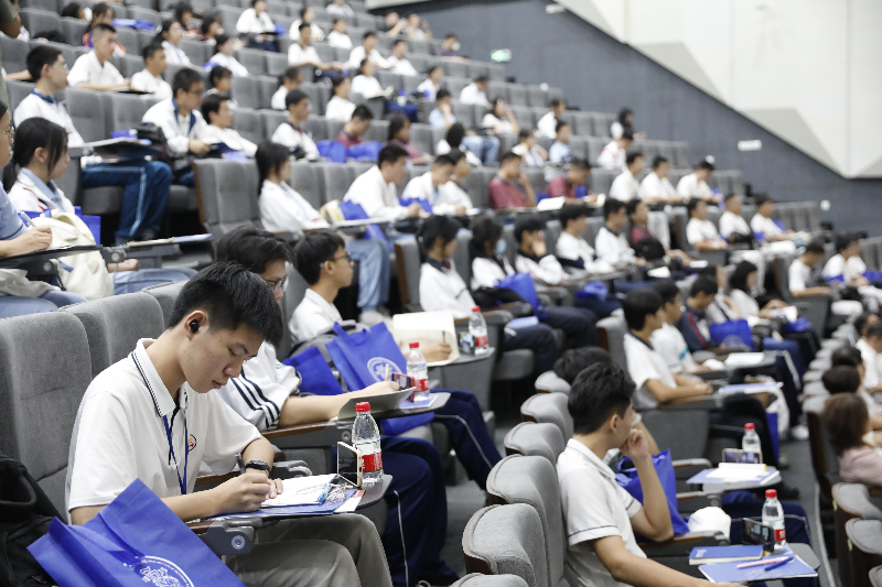 学生认真听讲.JPG
