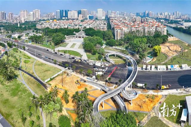 网红人行天桥修建完成。汕头市住建局供图