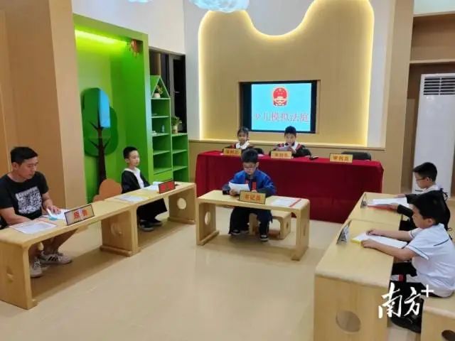 未成年人保护工作站举行少儿模拟法庭活动。