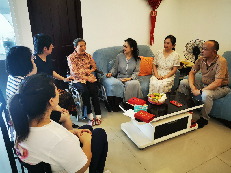 8.汕头开放大学党委负责同志慰问老党员.jpg