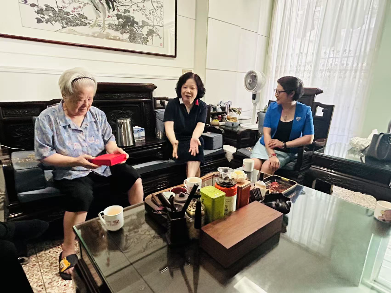 9,市教师发展中学党总支书记慰问老党员.jpg