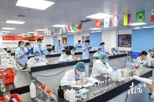 2025年广东省食品检验员职业技能竞赛现场。高首 李俊锐 摄