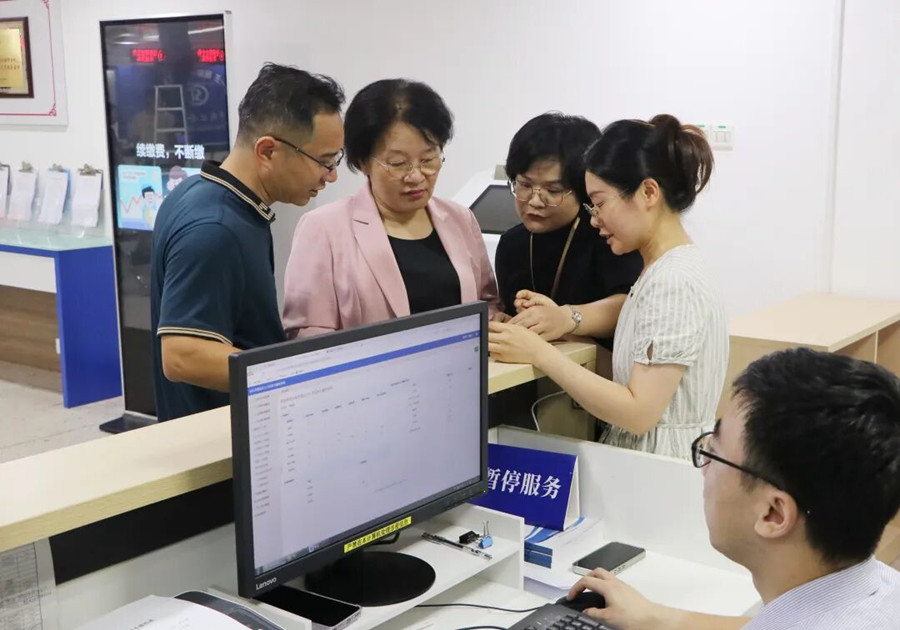换位体验零距离 优化服务惠民企|市人社局开展“局长坐窗口走流程”活动