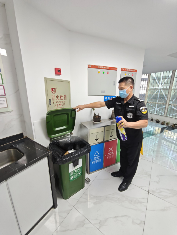 对垃圾桶进行消杀2.jpg