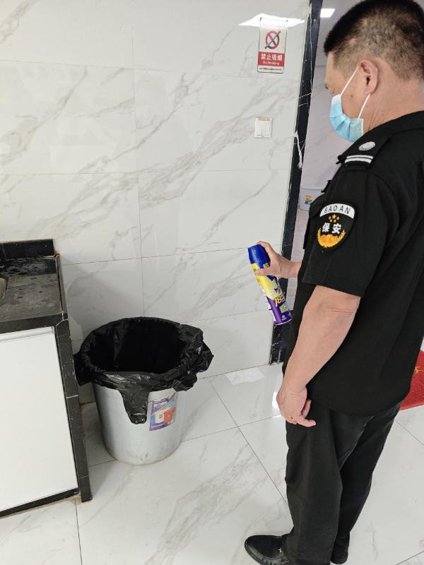 对垃圾桶进行消杀1.jpg