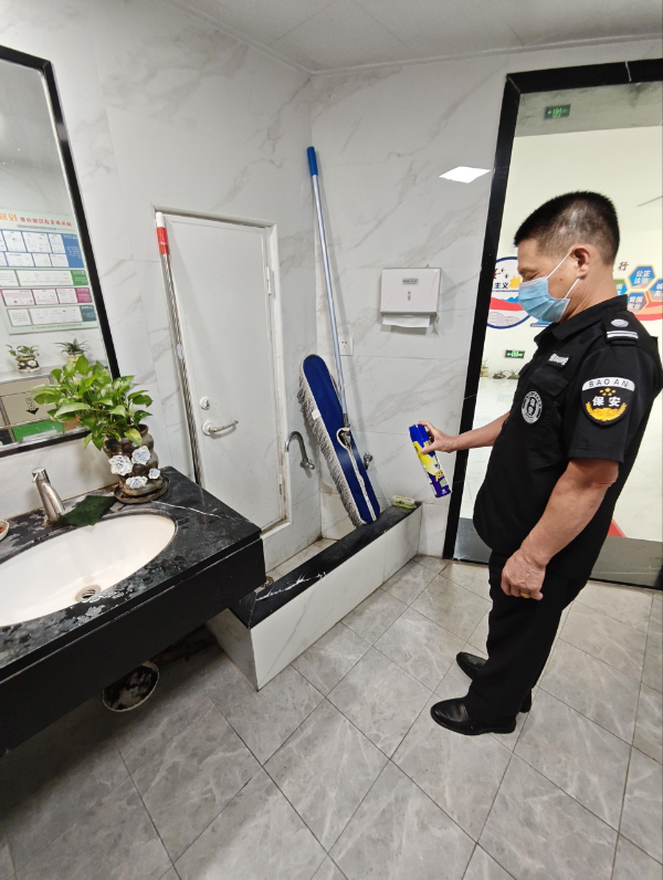 对易积水处进行消杀.jpg