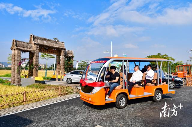 5辆崭新的观光车串起18公里长的红色文旅线路。 南方+ 彭深 拍摄 5辆崭新的观光车串起18公里长的红色文旅线路。 南方+ 彭深 拍摄