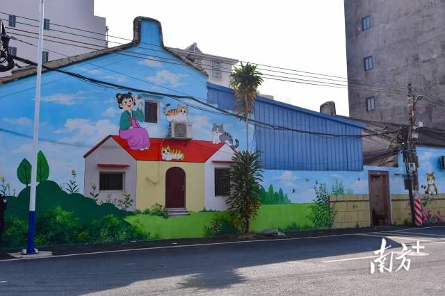民居新绘制的文化艺术墙成为一道靓丽风景线。 南方+ 彭深 拍摄 民居新绘制的文化艺术墙成为一道靓丽风景线。 南方+ 彭深 拍摄