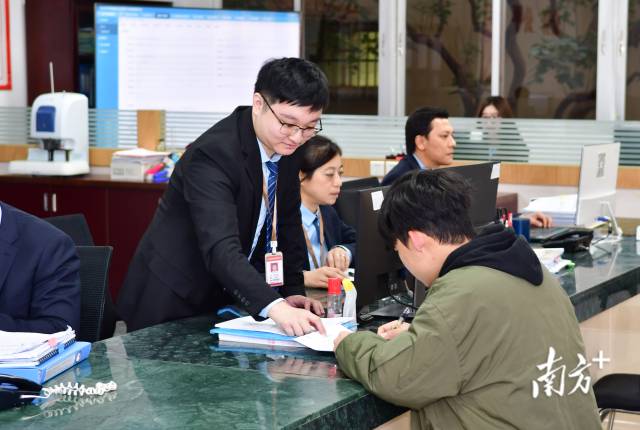 在汕头市市属国有企业资产信息管理系统运营中心,工作人员正在向意向租户介绍物业租赁业务。 南方+ 彭深 拍摄 在汕头市市属国有企业资产信息管理系统运营中心,工作人员正在向意向租户介绍物业租赁业务。 南方+ 彭深 拍摄