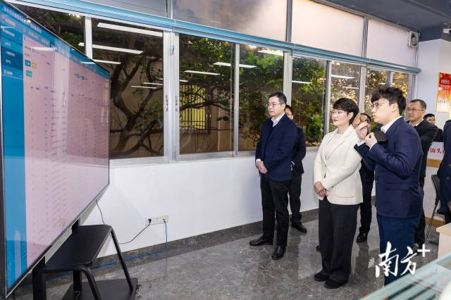 参观了解信息系统运行情况 受访者 供图