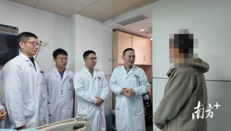 骨科医生团队正在向李先生了解伤情恢复情况。受访者 供图 骨科医生团队正在向李先生了解伤情恢复情况。受访者 供图