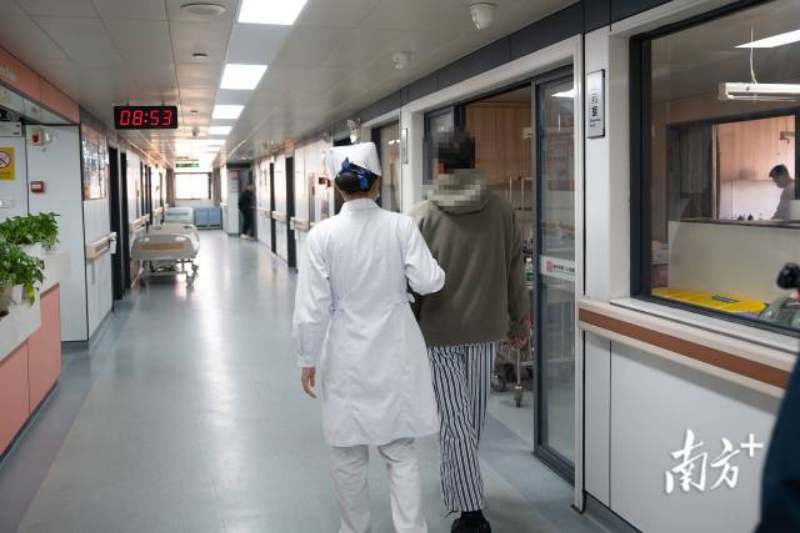 李先生在护士帮助下展开康复训练。受访者 供图 李先生在护士帮助下展开康复训练。受访者 供图