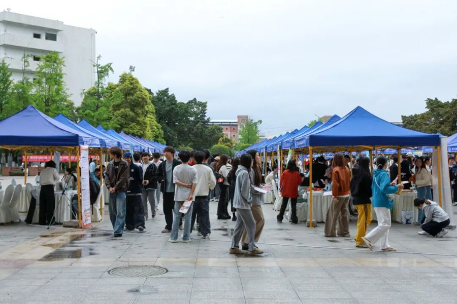 精准送岗 以产聚才|汕头纺织服装企业赴成都轻工职业技术大学举办专场招聘会