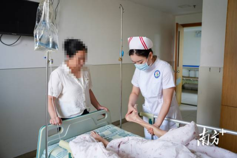 李丹正在指导患者家属护理老人 南方+ 彭深 拍摄 李丹正在指导患者家属护理老人 南方+ 彭深 拍摄