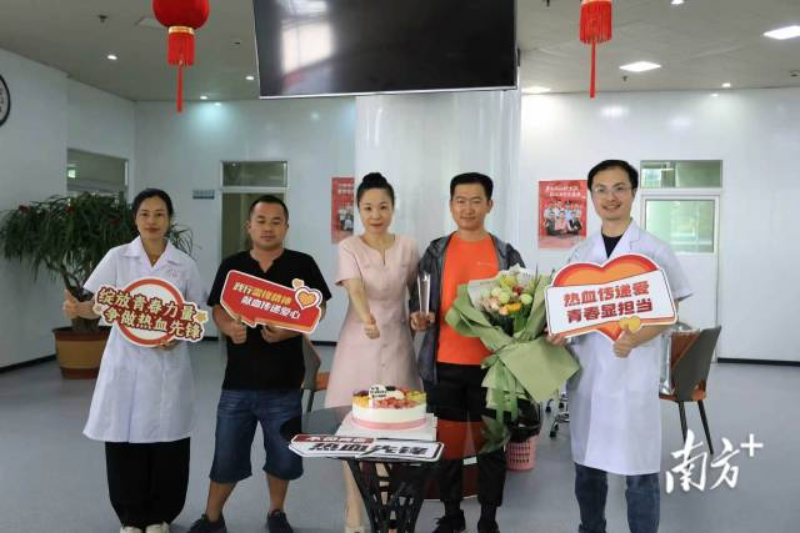 陈健龙第100次捐献当天,汕头市中心血站为他举行了简单而温馨的仪式 受访者 供图