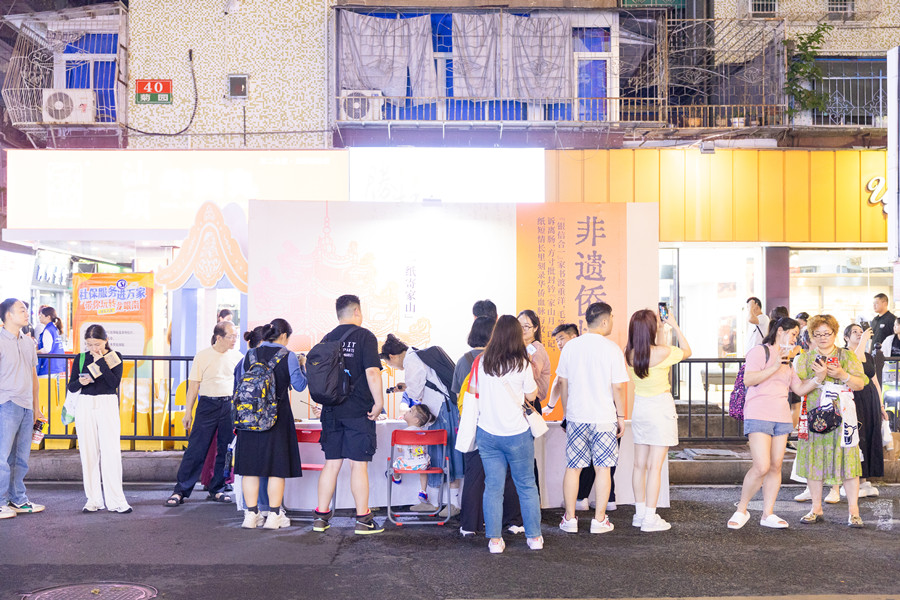“社保服务进万家”龙眼南活动现场设展示汕头侨批文化,手写侨批仪式感满满.jpg