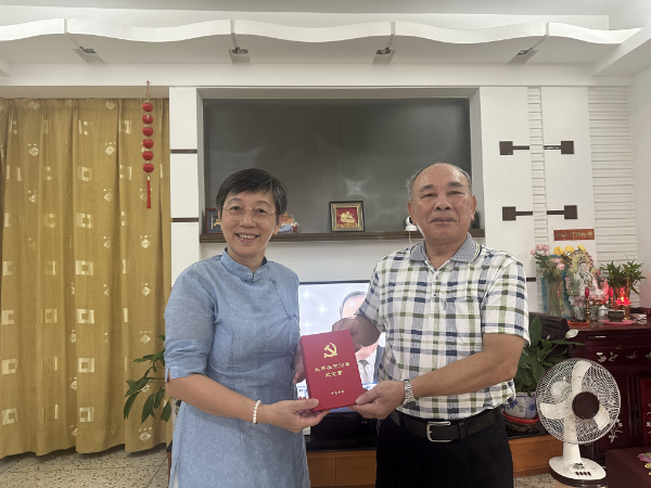 颁发纪念章1.jpg
