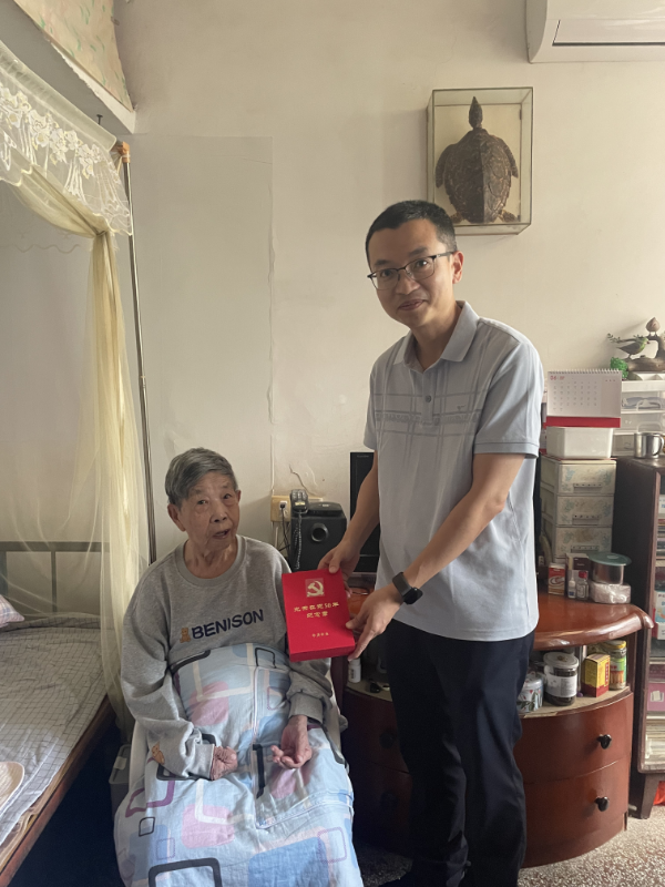 颁发纪念章2.jpg