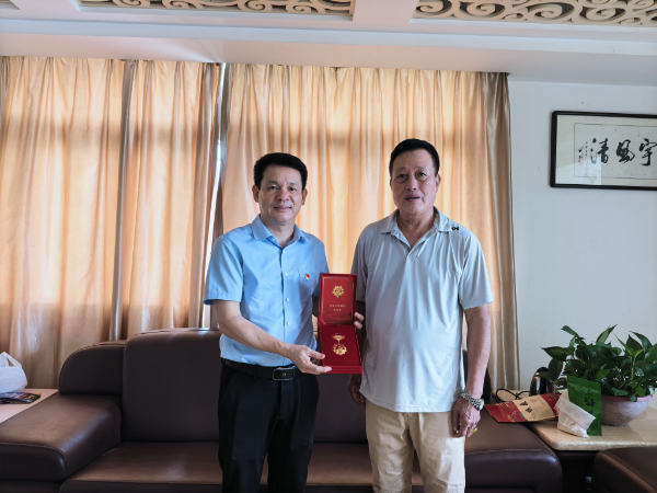 颁发纪念章3.jpg
