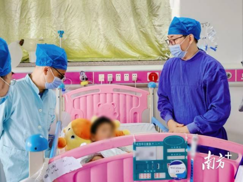 王鸿武(右一)正与团队讨论男孩的进一步康复方案 受访者 供图