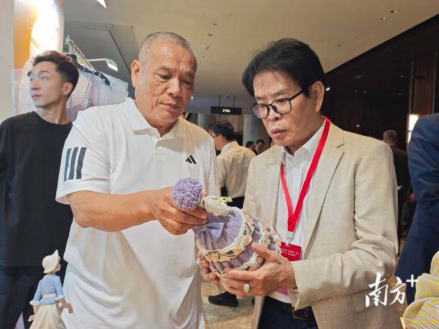 参会嘉宾了解汕台企业的特色产品。 南方+ 谢嘉龙 拍摄 参会嘉宾了解汕台企业的特色产品。 南方+ 谢嘉龙 拍摄