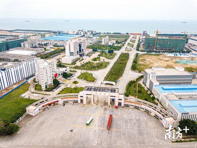汕头保税区从荒凉的阡陌农田变身为一个现代化园区。汕头海关供图