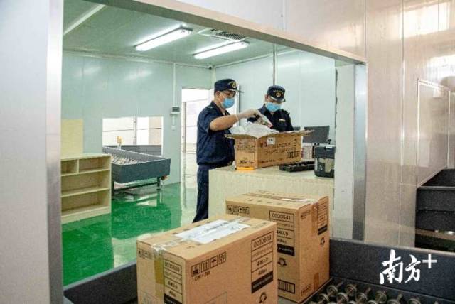 濠江海关关员对跨境电商分拣包裹进行查验。袁国宏 摄