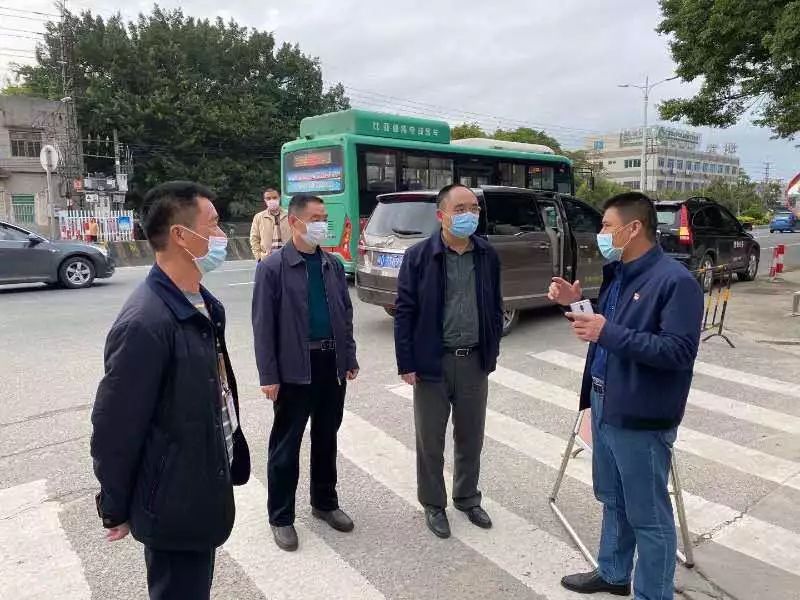 在盐鸿镇镇政府,李钊同志听取了澄海区王楚彬代区长关于盐鸿镇工业