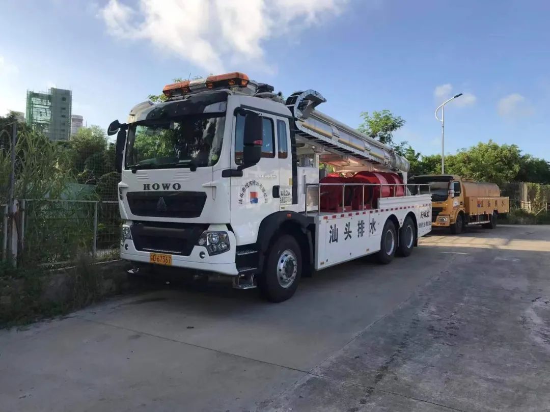 抽水量可达3000m06小时汕头龙吸水垂直式排水抢险车正式上岗
