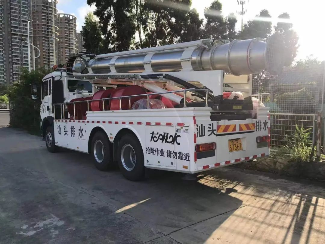 抽水量可达3000m06小时汕头龙吸水垂直式排水抢险车正式上岗