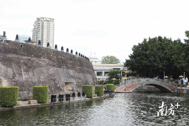 石炮台已有一百多年历史。 石炮台已有一百多年历史。