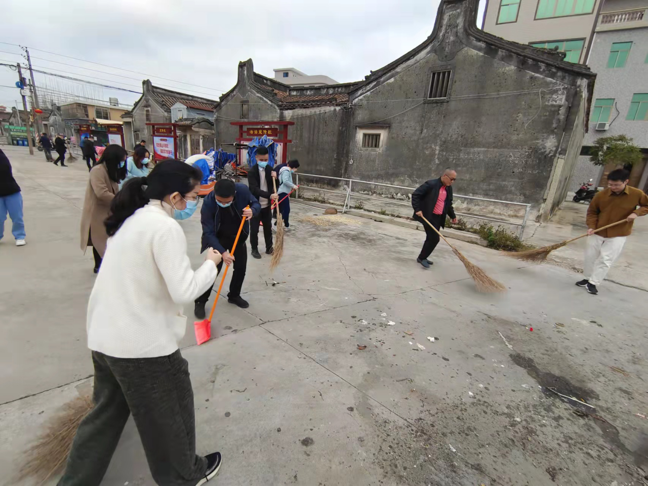 在成田镇简朴村广场,参加活动人员分工明确,密切协作,充分发扬不怕苦