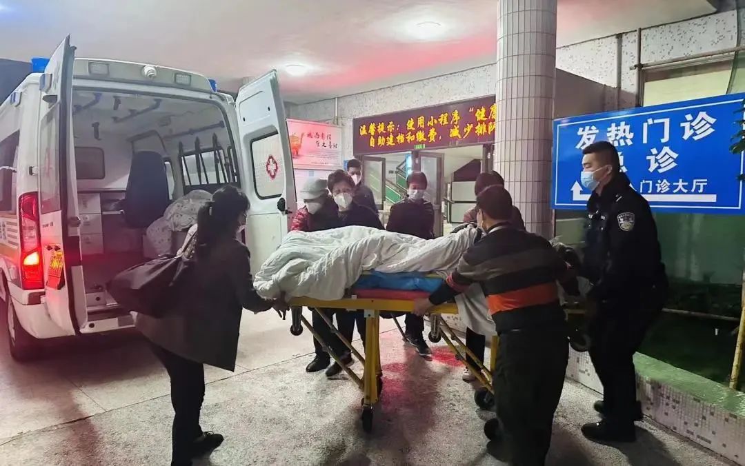 2023.01.15我为群众办实事｜濠江公安及时救助七旬老人 帮其返港治疗与寻亲1.jpg