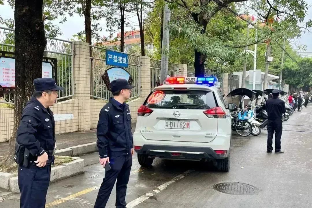 开学第一天｜汕头公安硬核“护学” 安全感拉满5.jpg