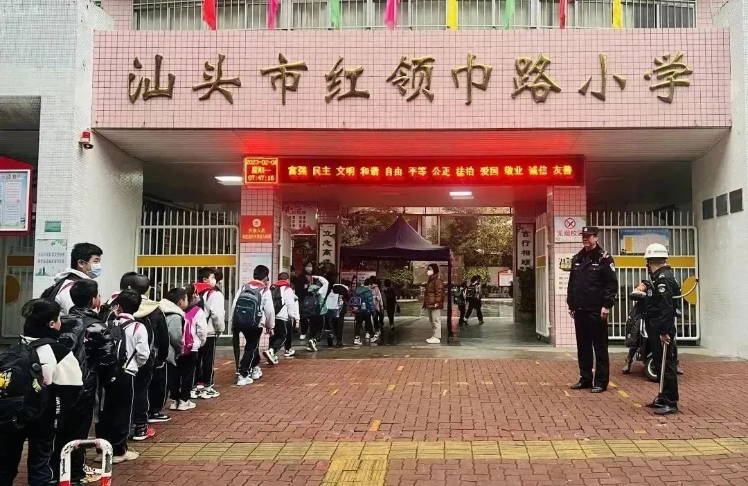 开学第一天｜汕头公安硬核“护学” 安全感拉满7.jpg