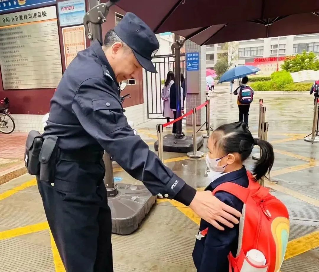 开学第一天｜汕头公安硬核“护学” 安全感拉满8.jpg