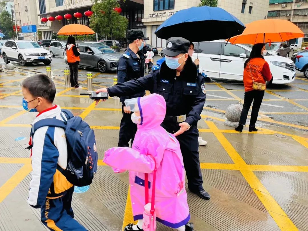 开学第一天｜汕头公安硬核“护学” 安全感拉满9.jpg