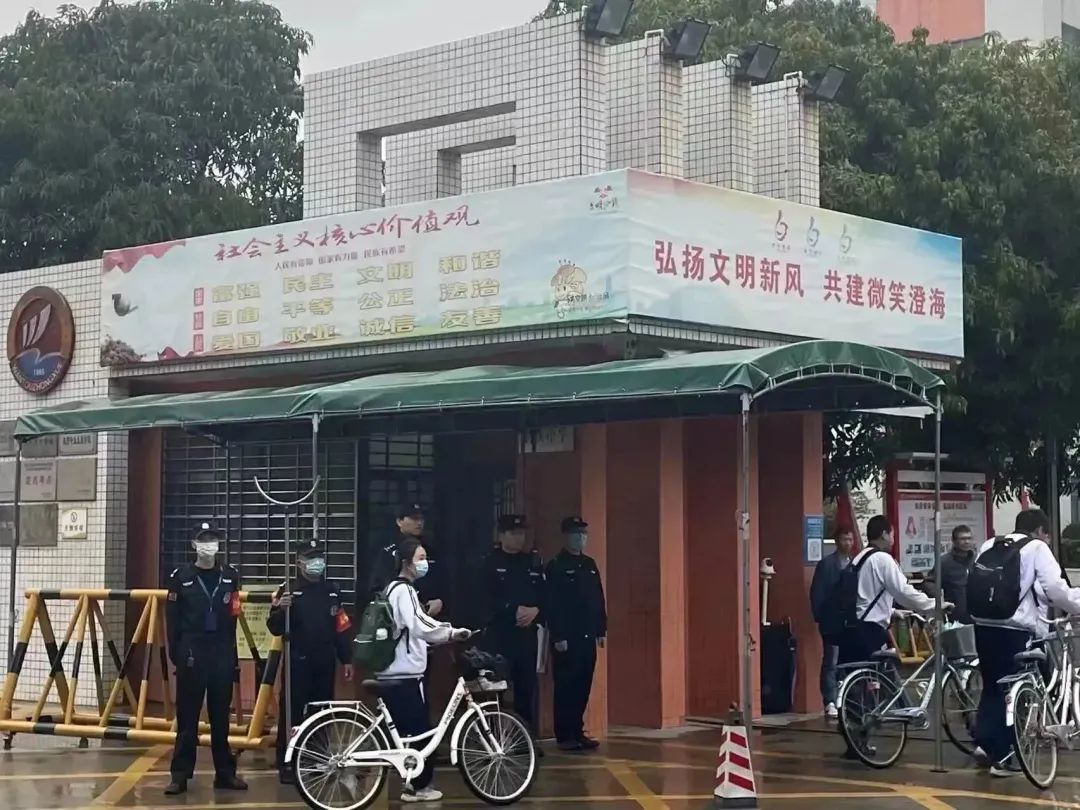 开学第一天｜汕头公安硬核“护学” 安全感拉满11.jpg