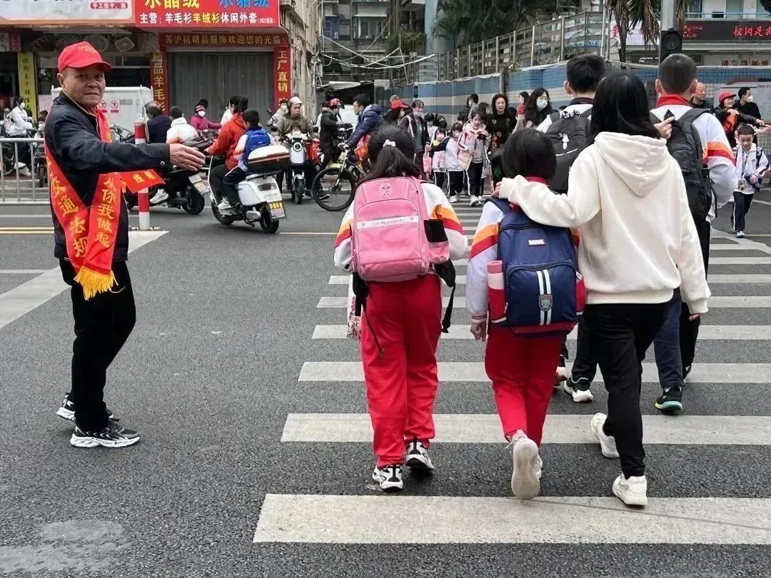 开学第一天｜汕头公安硬核“护学” 安全感拉满15.jpg