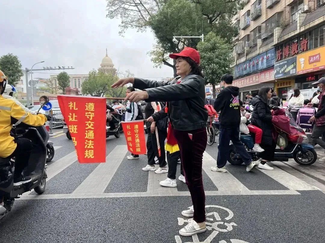 开学第一天｜汕头公安硬核“护学” 安全感拉满16.jpg