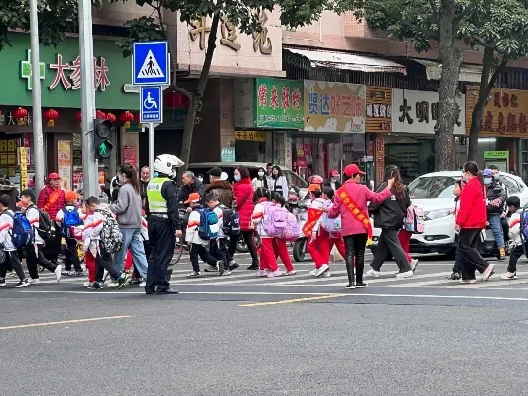 开学第一天｜汕头公安硬核“护学” 安全感拉满17.jpg