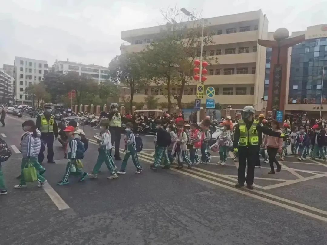 开学第一天｜汕头公安硬核“护学” 安全感拉满20.jpg